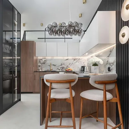 Luxury With Air Conditioning & Parking On The 25th Floor Centre By Renters Prestige *